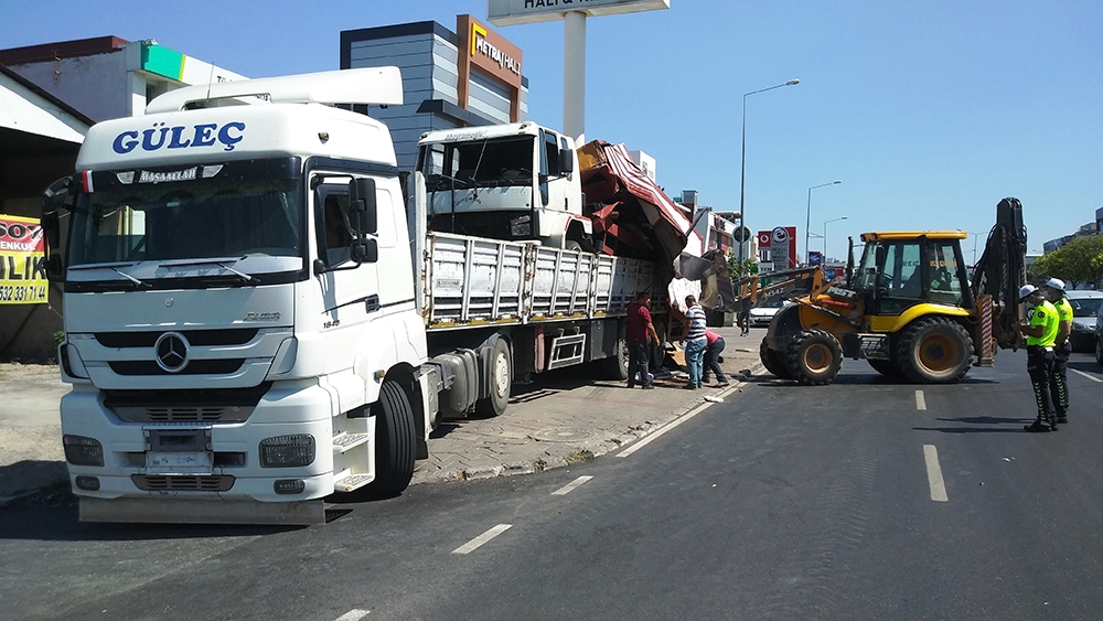 Üst geçidin yüksekliğini hesaplayamadı, trafiği felç etti