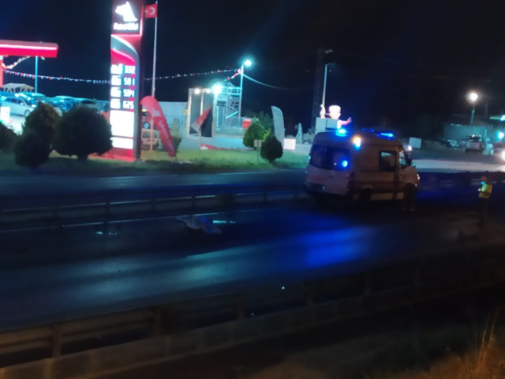 Üst geçit yerine yoldan geçen yaşlı adam feci şekilde can verdi
