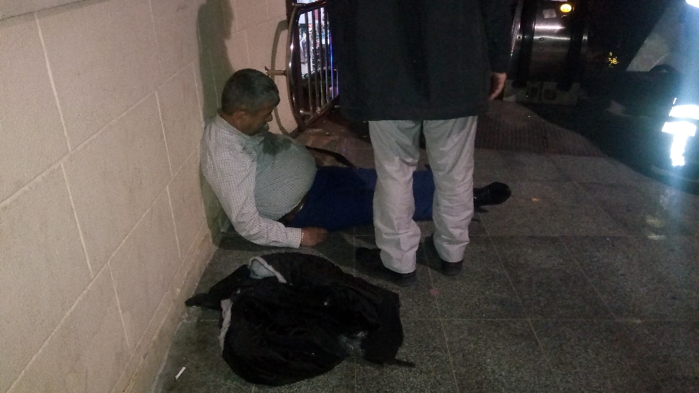 Üst geçitte ceketini yürüyen merdivene kaptırıp düştü