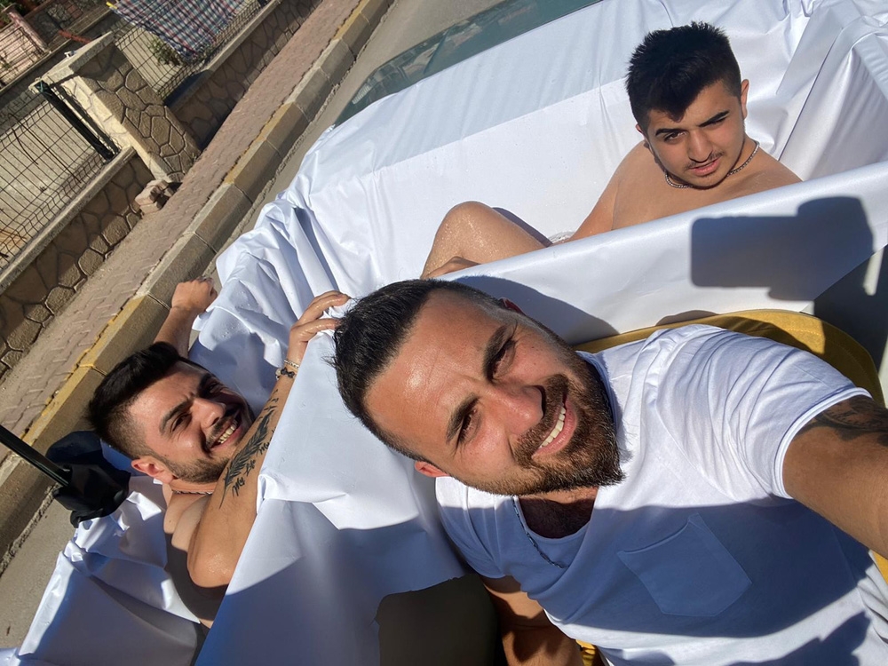 Üstü açık otomobille havuz keyfi
