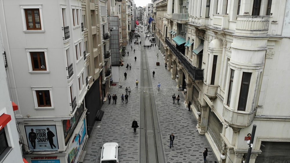 Uyarılara rağmen İstiklal Caddesi yine kalabalık