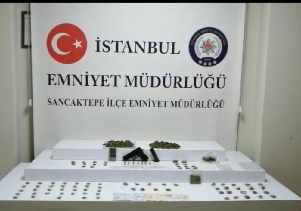 Uyuşturucu maddeyi çatı katına zulalayan 2 şahıs suçüstü yakalandı