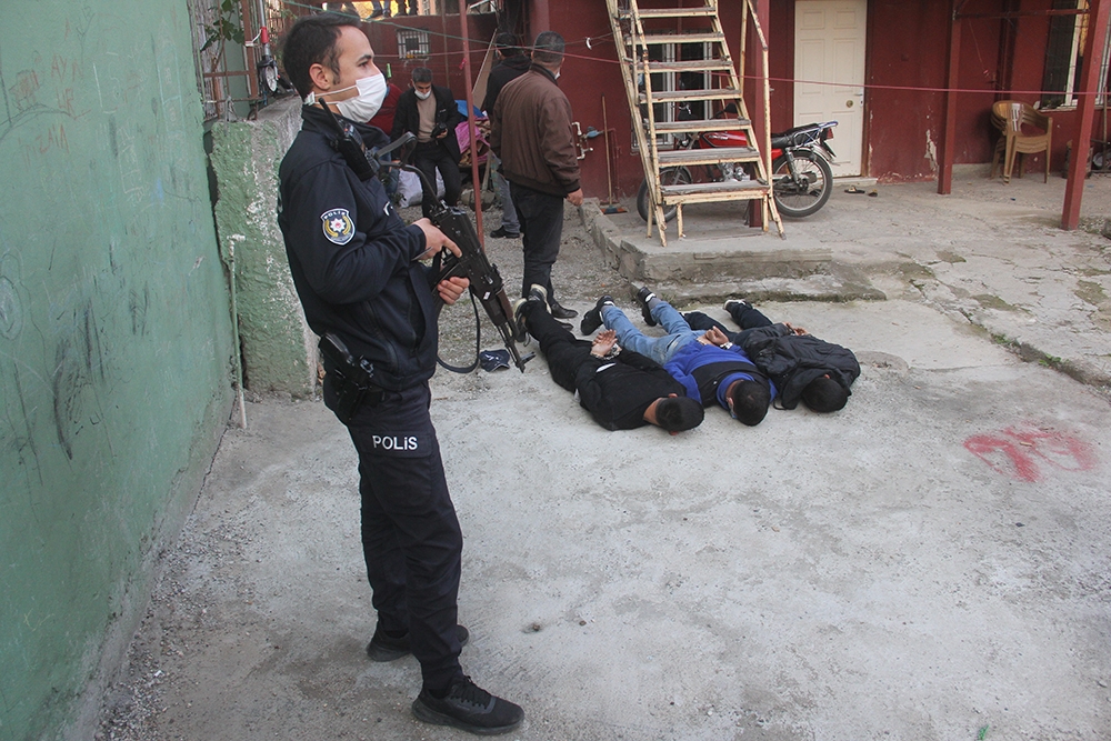 Uyuşturucu tacirlerine film gibi baskın