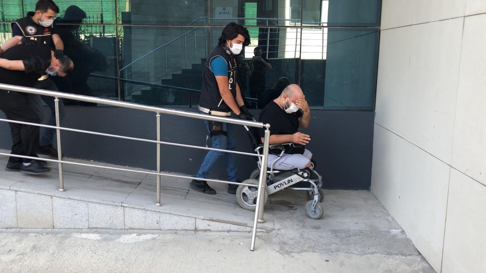 Uyuşturucu ticareti yapan engelli zanlı tutuklanırken, diğer zanlı serbest bırakıldı
