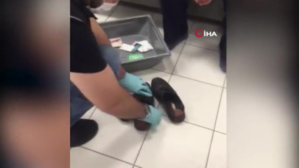 Uyuşturucuyu ayakkabısının taban astarının altına saklamış
