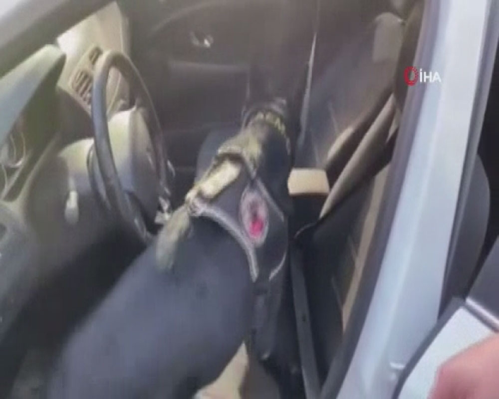 Uyuşturucuyu otomobilin el freninin altına gizlemişler