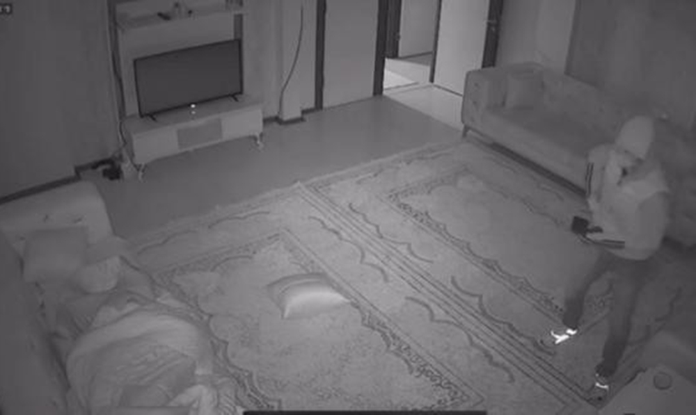 Uyuyan ev sahibini gördü, hırsızlığa devam etti