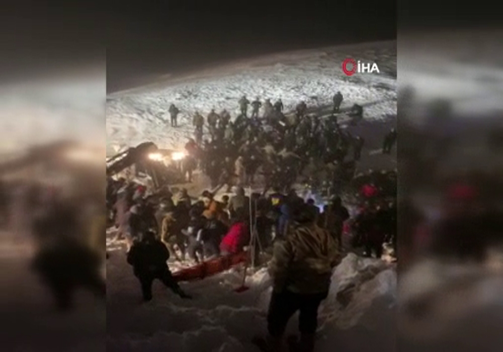 Üzerine çığ düşen minibüsteki 2 kişi daha sağ kurtarıldı