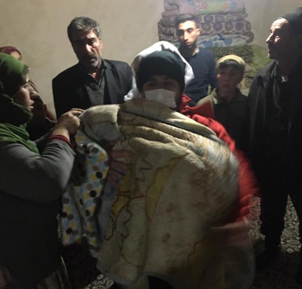 Üzerine sıcak su dökülen bebek, paletli ambulansla hastaneye ulaştırıldı