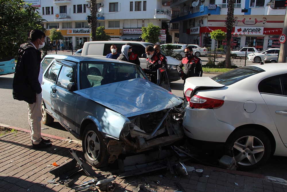 Üzerlerine gelip kaldırıma çıkan otomobilden son anda kaçarak kurtuldular