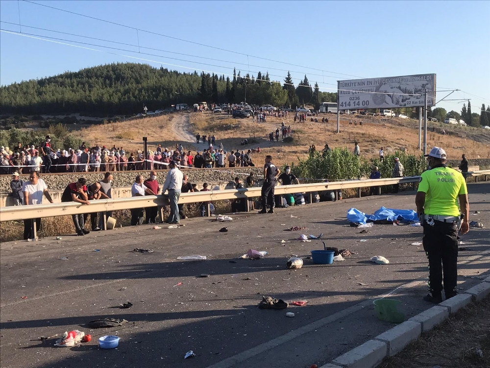 Üzüm işçilerini taşıyan traktör kaza yaptı: 2 ölü, 9 yaralı