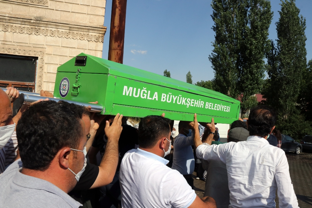 Vahşice öldürülen üniversite öğrencisi Pınar Gültekin son yolculuğuna uğurlandı