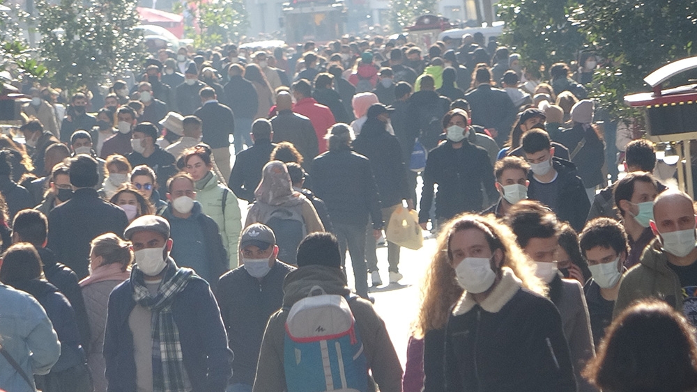 Vaka sayıları artarken İstiklal Caddesi’ndeki kalabalık pes dedirtti