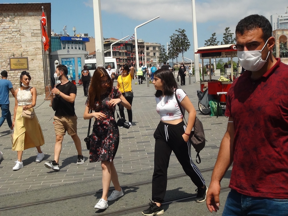 Vakalar artarken Taksim’de maske yine unutuldu