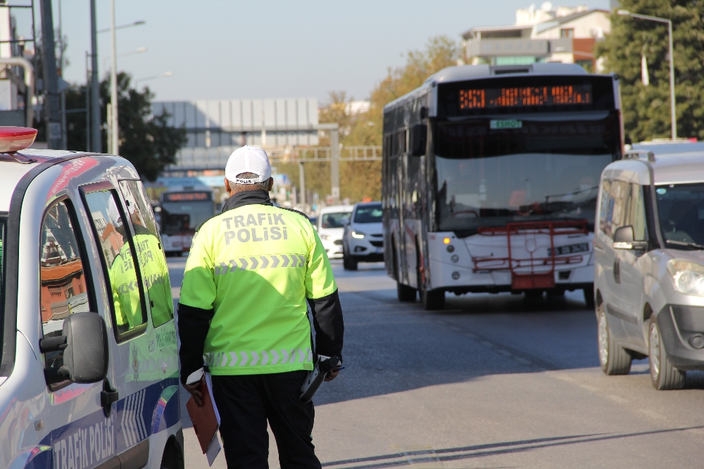 Vakaların arttığı İzmir’de toplu taşıma araçlarında korona virüs denetimi