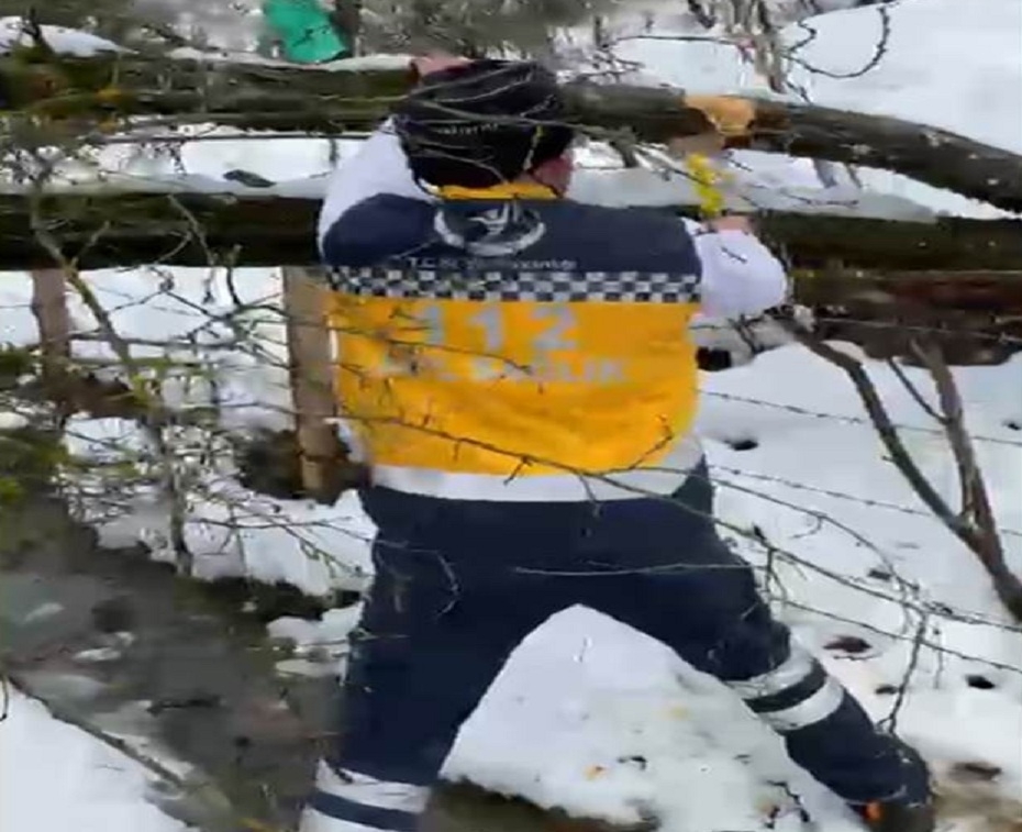 Vakaya giden 112 ekibinin yola devrilen ağaçla mücadelesi