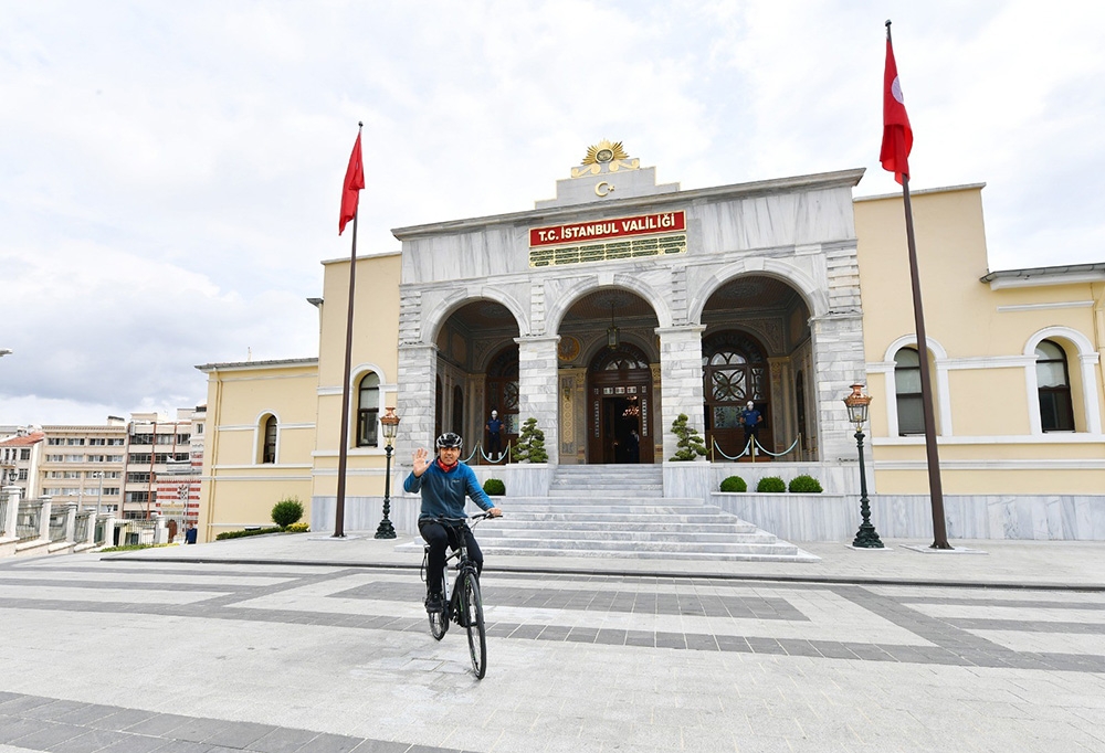 Vali Yerlikaya, Dünya Bisiklet Günü’nde 23 kilometre pedal çevirdi
