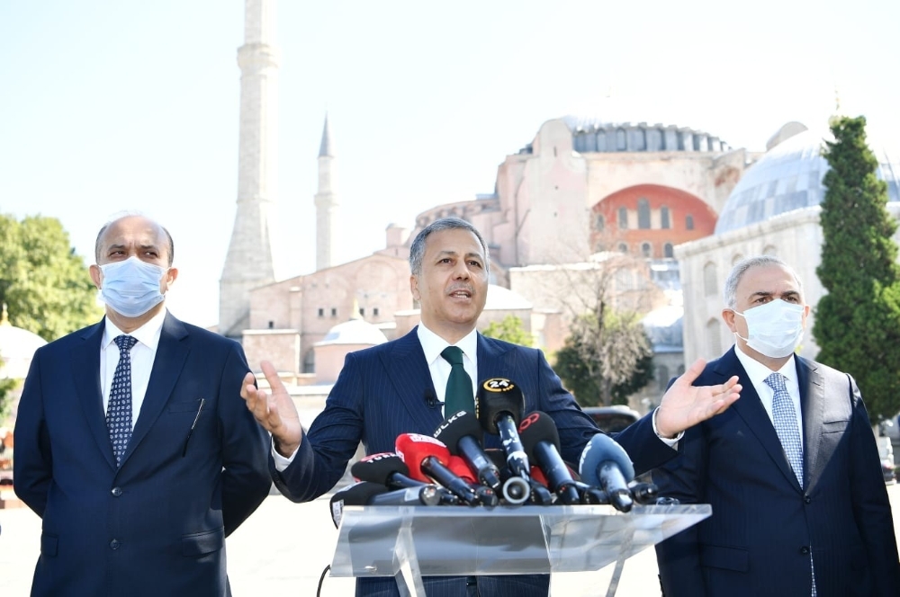 Vali Yerlikaya duyurdu: Ayasofya Camii çevresinde namaz kılma alanları doldu