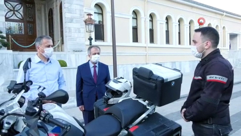 Vali Yerlikaya şehitler için motosiklet üzerinde Kur’an-ı Kerim’i hatmedecek müezzini yolcu etti