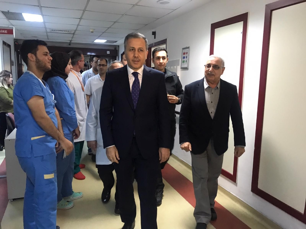 Vali Yerlikaya’dan çekicinin kaldırdığı araçtan düşüp yaralanan kadına ziyaret