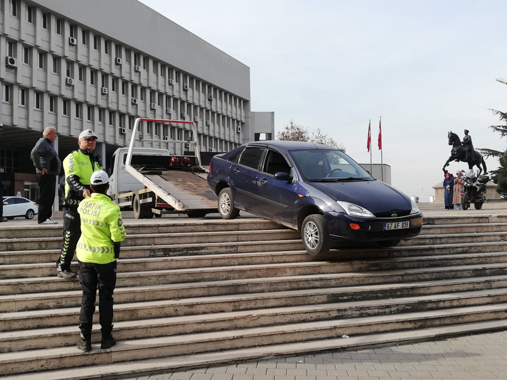 Valilik Önünde Hareketli Anlar Yol Yerine Merdivende İnmeye Kalktı