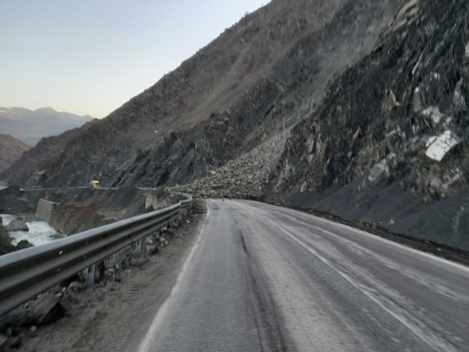 Van - Yüksekova karayolunda heyelan