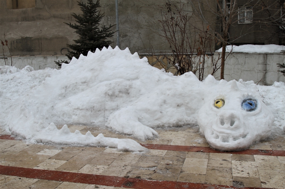 Van Gölü canavarının kardan heykeli yapıldı