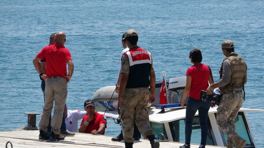 Van Gölü’nde batan tekneyi arama çalışmalarına ara verildi