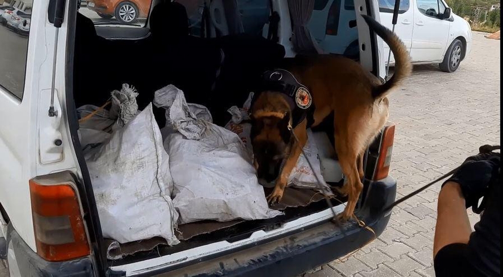 Van polisi kamyonete 102 kilo eroin ele geçirdi