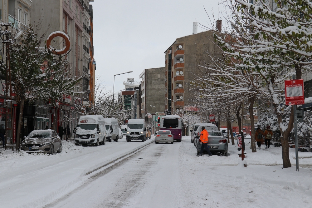 Van’da 3 aylık kar esareti başladı
