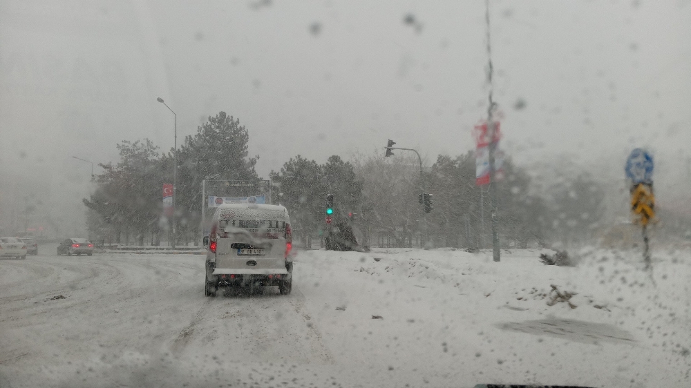 Van’da 337 yerleşim yeri ulaşıma kapandı
