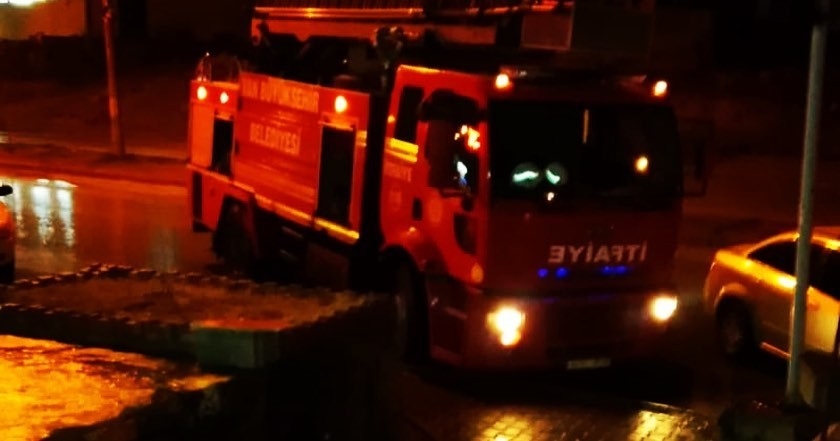 Vanda İş Yerinin Bacasından Çıkan Yangın Korkuttu
