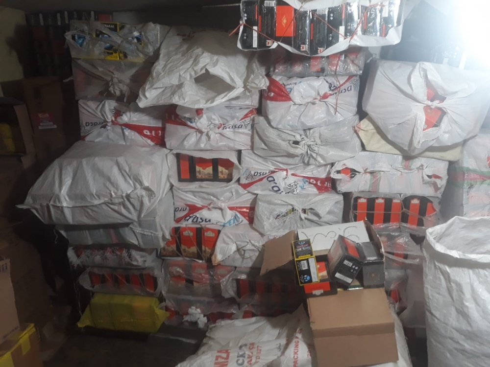 Van’da kaçak ilaç ve çay ele geçirildi