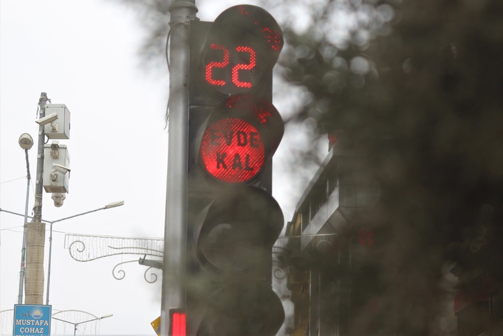 Van’daki trafik ışıkları ’Evde kal’ dedi