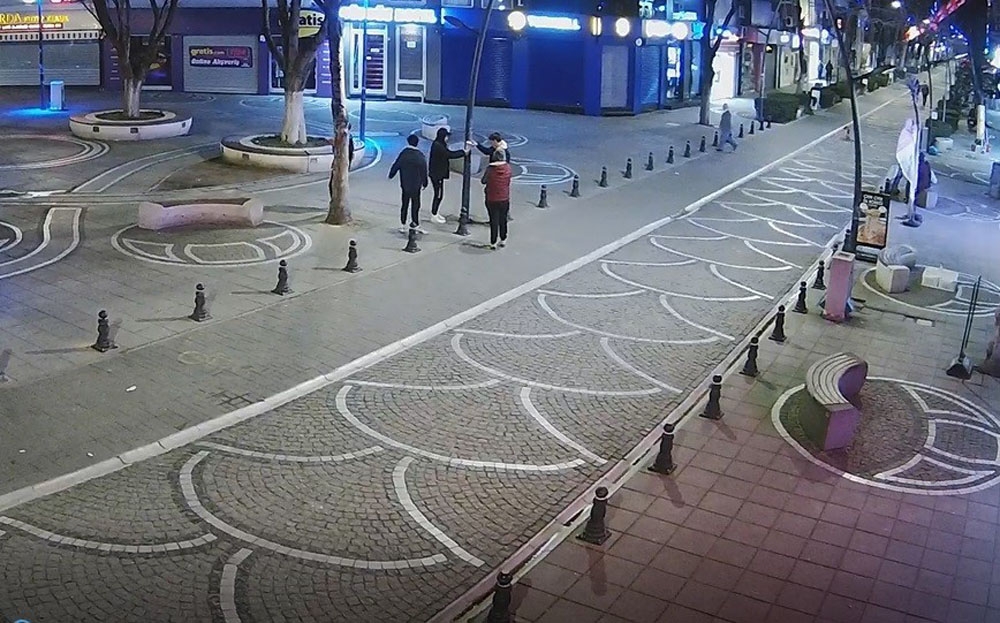 Vatandaş için konulan dezenfektanı çaldılar