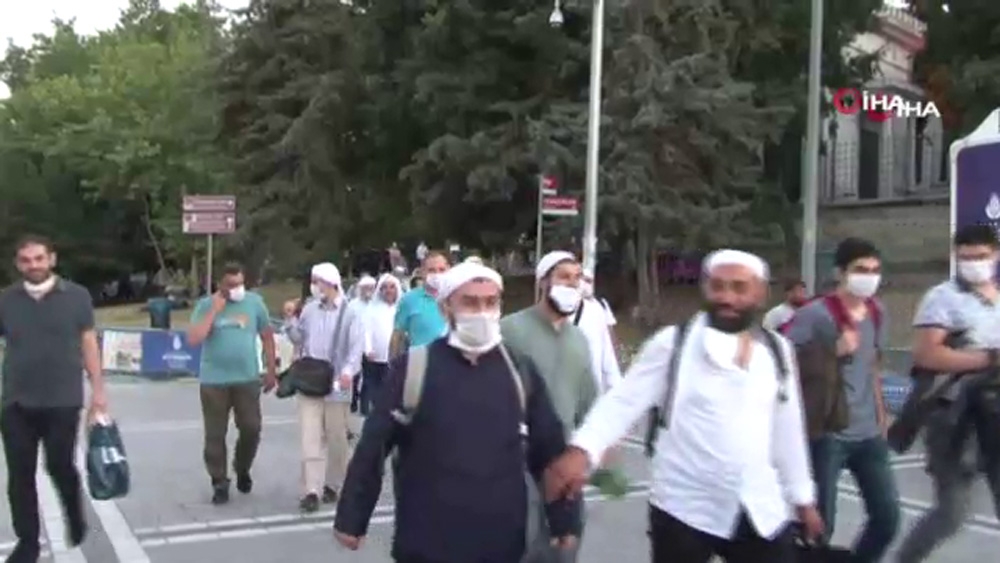 Vatandaşlar Ayasofya meydanına akın etti