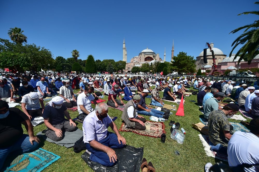Vatandaşlar Ayasofya’ya akın etti