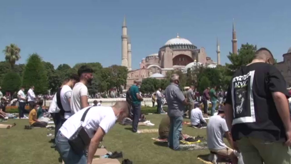 Vatandaşlar Cuma namazı için Ayasofya’ya akın etti