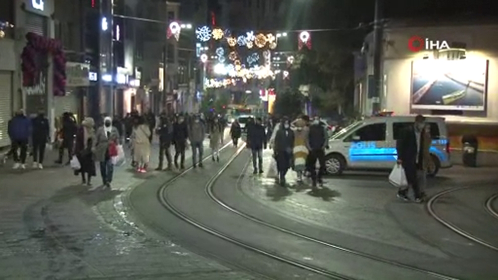 Vatandaşlar kısıtlamaya rağmen İstiklal Caddesi’nden ayrılmadı