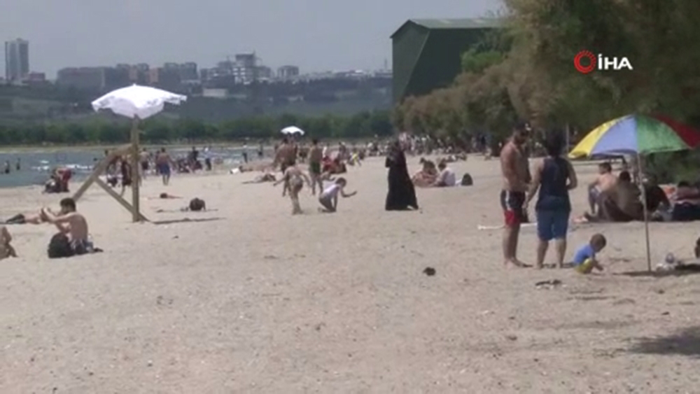Vatandaşlar Menekşe plajına akın etti