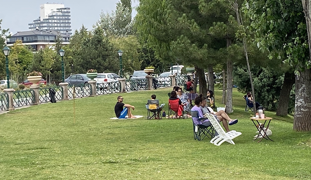 Vatandaşlar sıcakta soluğu yeşil alanlarda aldı