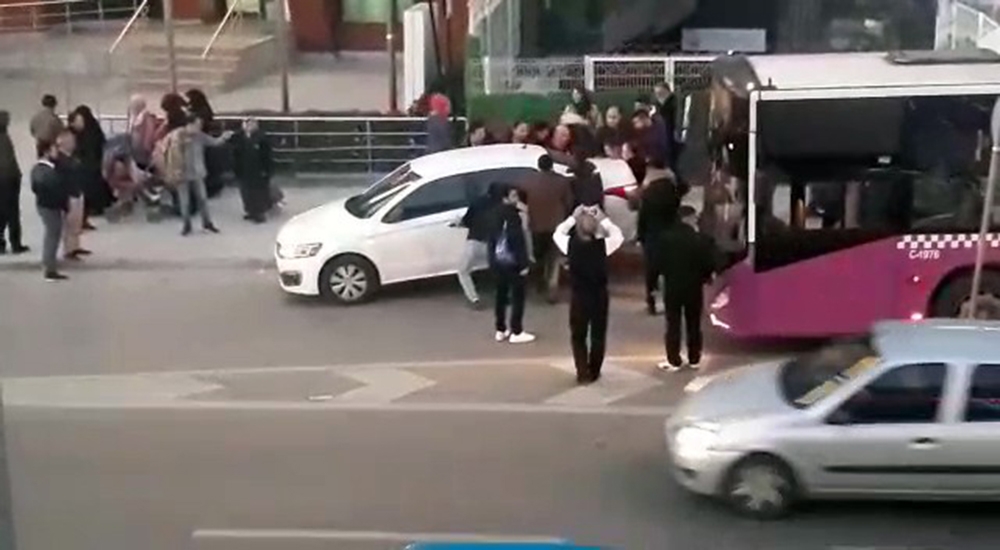 Vatandaşlar Yanlış Park Edilen Aracı Yoldan Böyle Çekti