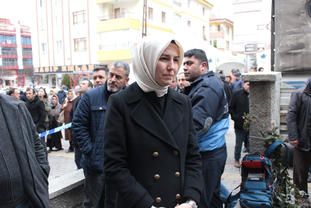 Vekiller 4 Kişinin Hayatını Kaybettiği Binada İncelemelerde Bulundu