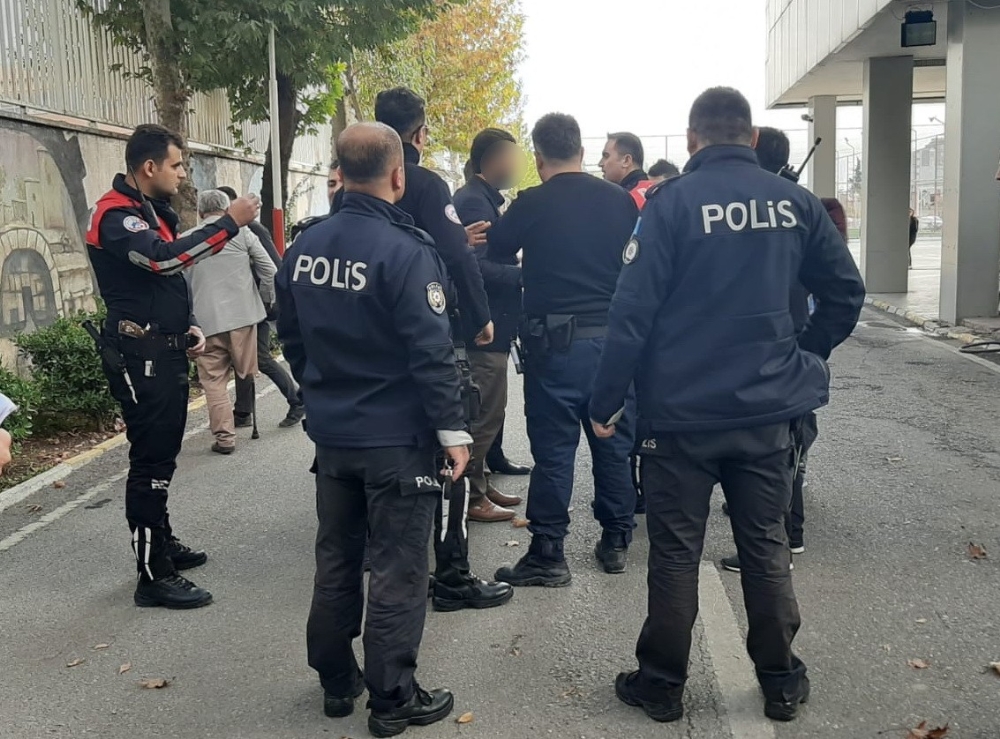 Veliler Okul Bahçesinde Birbirine Girdi