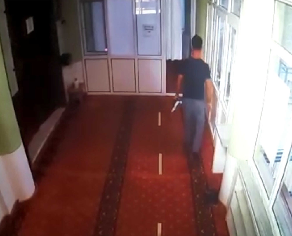 Vicdansız hırsızın camiden bağış kutusunu böyle çaldı