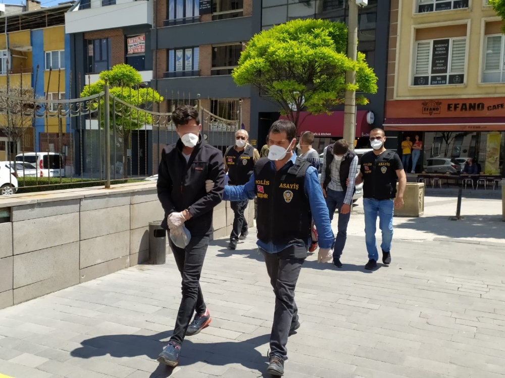 Video izleyerek öğrendikleri düz kontakla otomobil çaldılar