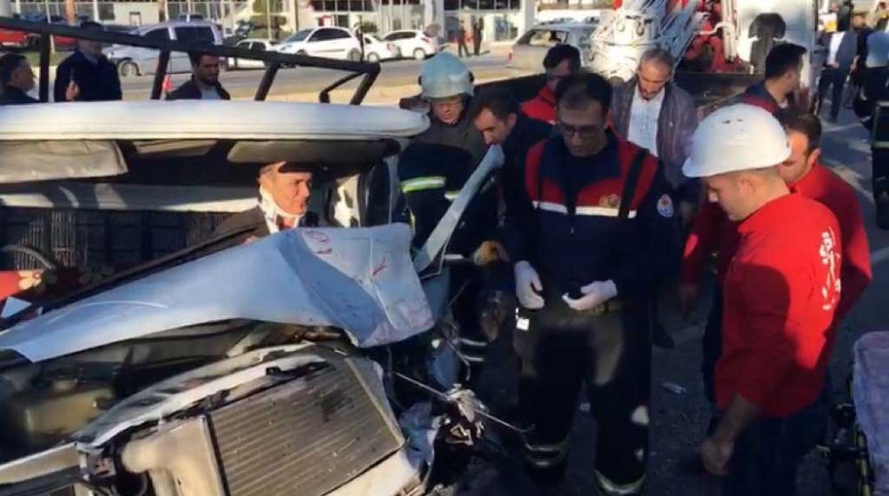 Vinç Kırmızı Işıkta 8 Araca Çarptı: 5 Yaralı