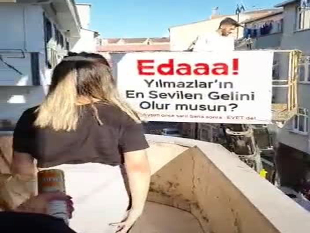 Vinç sepetinden sürpriz evlilik teklifi