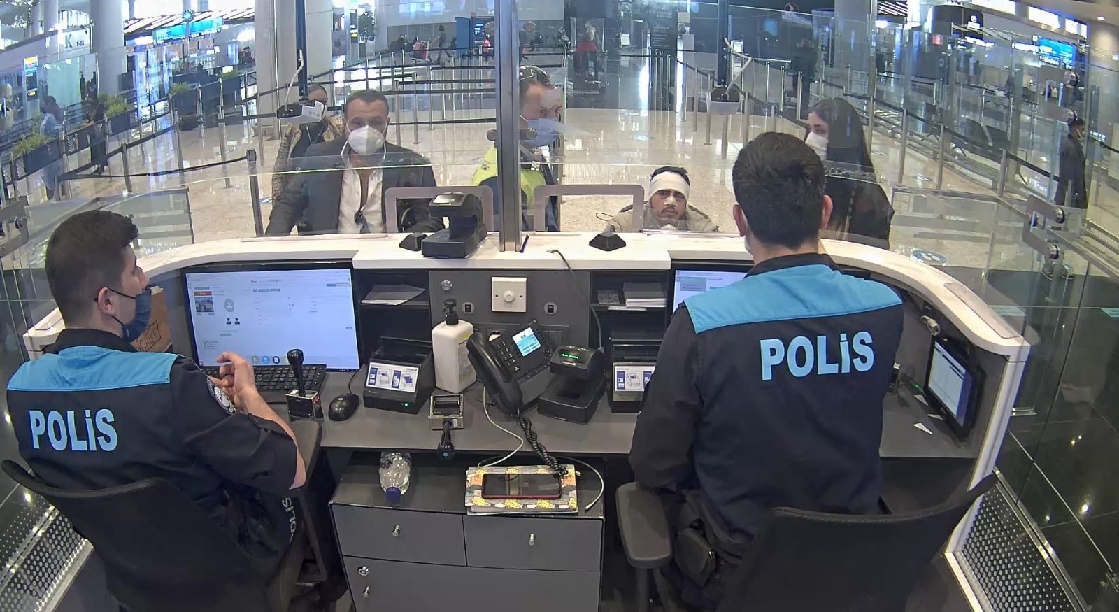 VİP göçmen kaçakçılığı pasaport polisine takıldı: 3 gözaltı