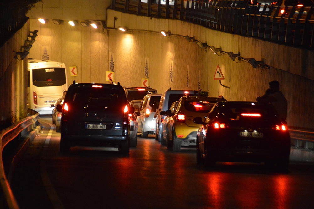 Virüsü unuttular, yolu kapatıp oyun havası oynadılar